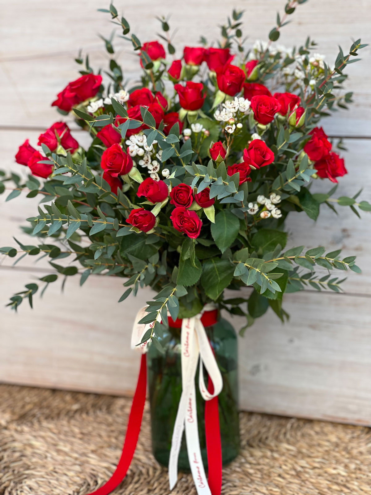 Ramo de rosas rojas con envío a domiclio en Sevilla. Floristería experta en Rosas en Sevilla.