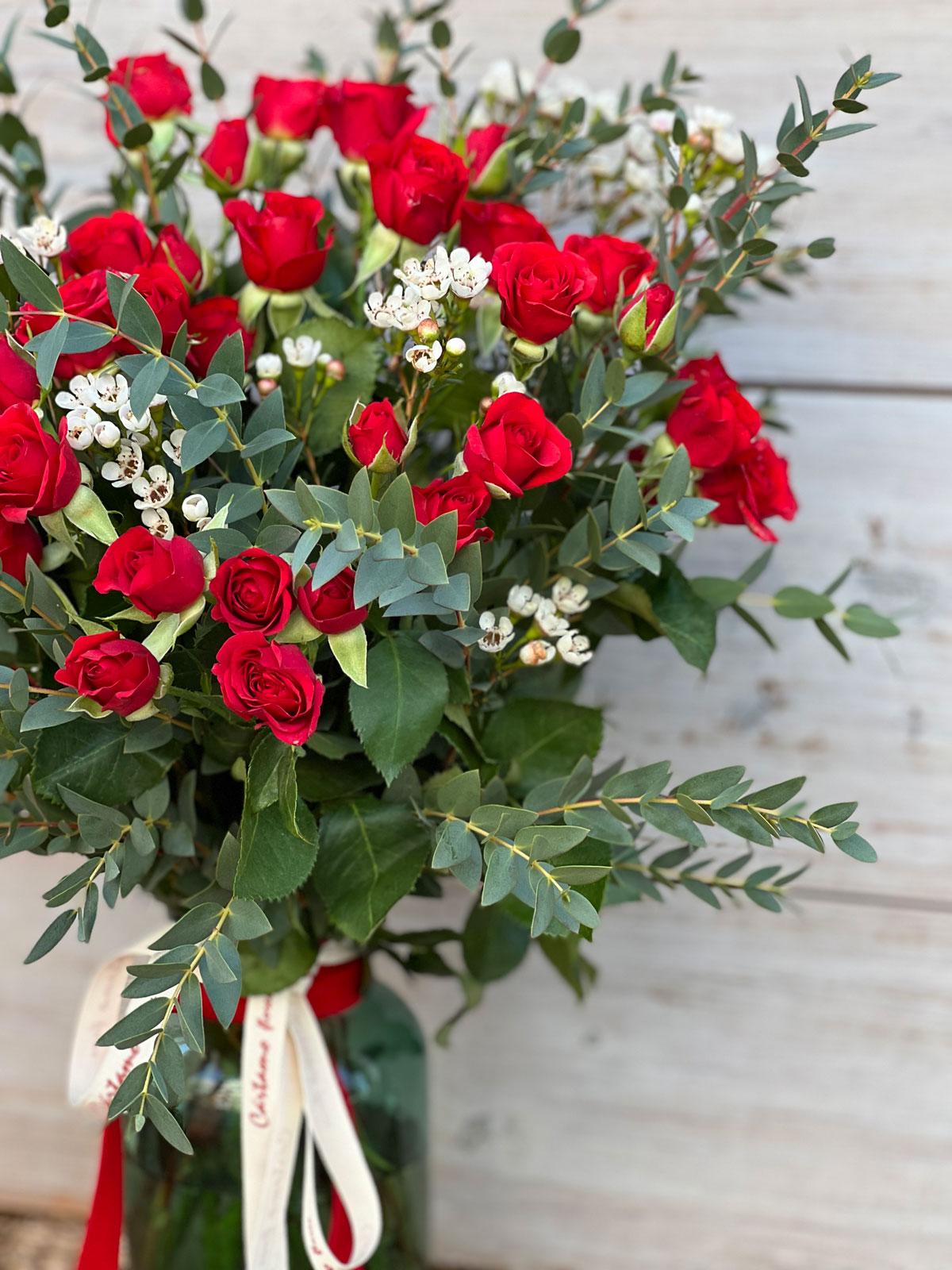 Ramo de rosas rojas con envío a domiclio en Sevilla. Floristería experta en Rosas en Sevilla.
