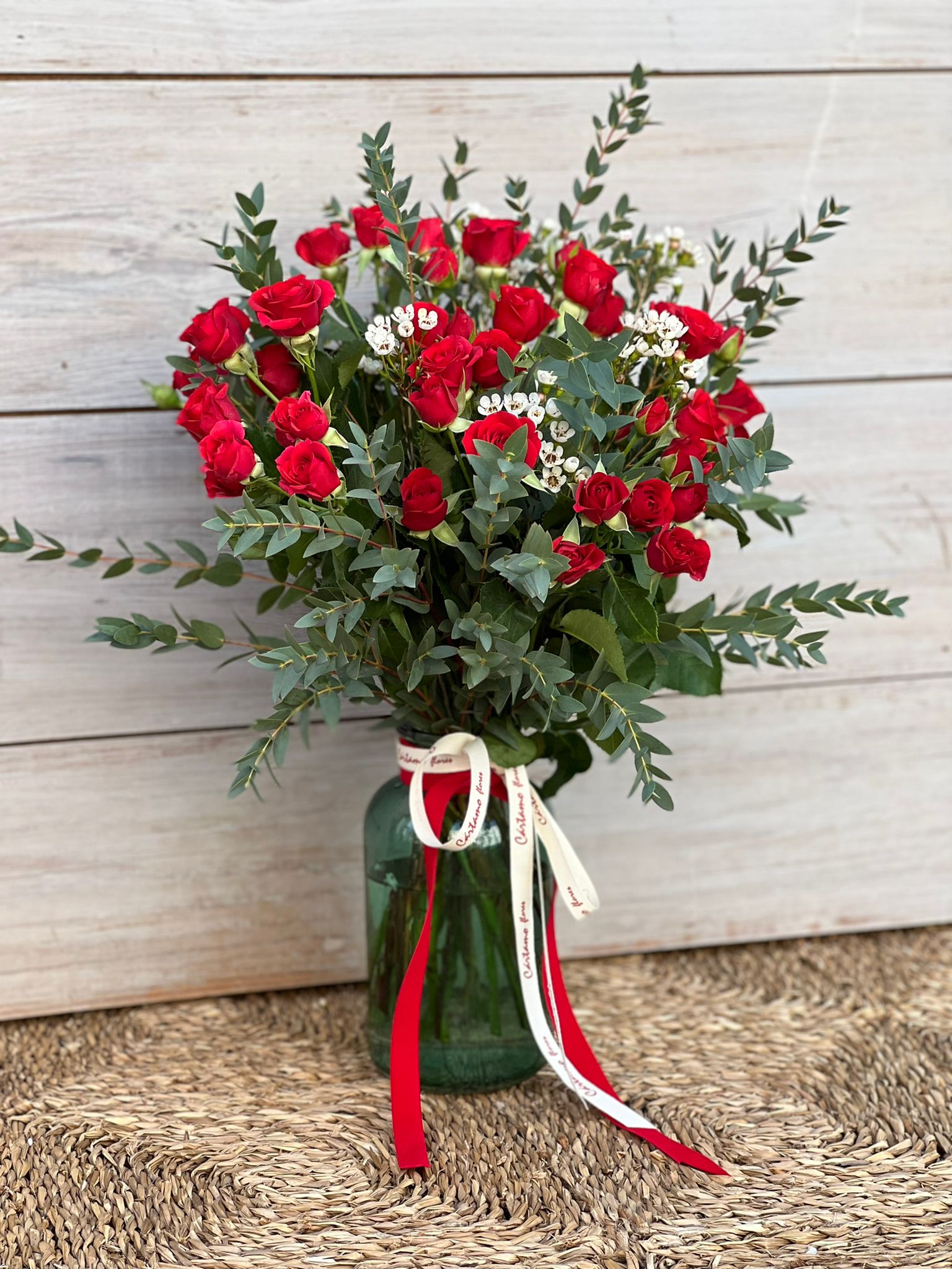 Jarrón cristal verde con rosas spray