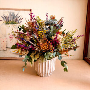 Centro de regalo de flores preservadas a domiclio. Compra online flores preservadas para regalar.
