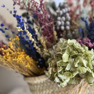Ramo de Flores Preservadas a domicilio en Sevilla. Cesto con flores preservadas online.