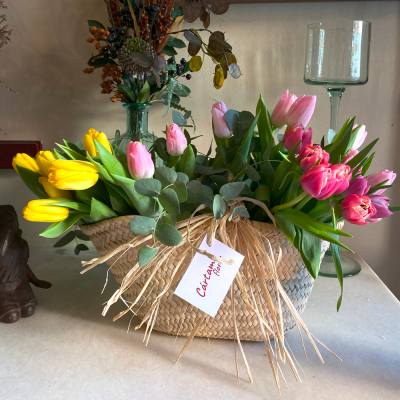 Canasto con tulipanes