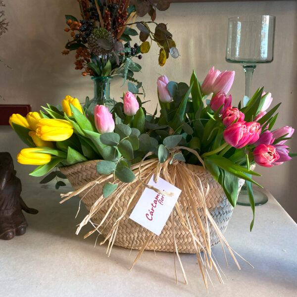Regalar Tulipanes en Sevilla con Cártamo Flores. Entrega a domicilio de Tulipanes en Sevilla.