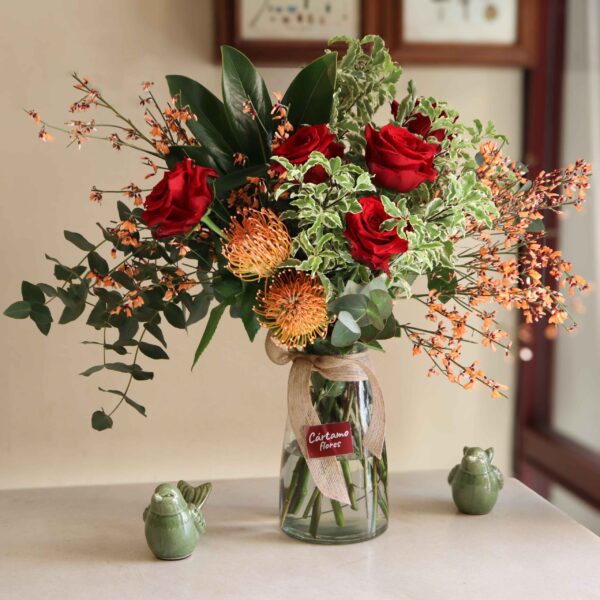 Arreglo floral elegante para enviar en Sevilla compuesto de rosas y proteas. Floristeria con Envío de Flores a Domicilio en Sevilla.