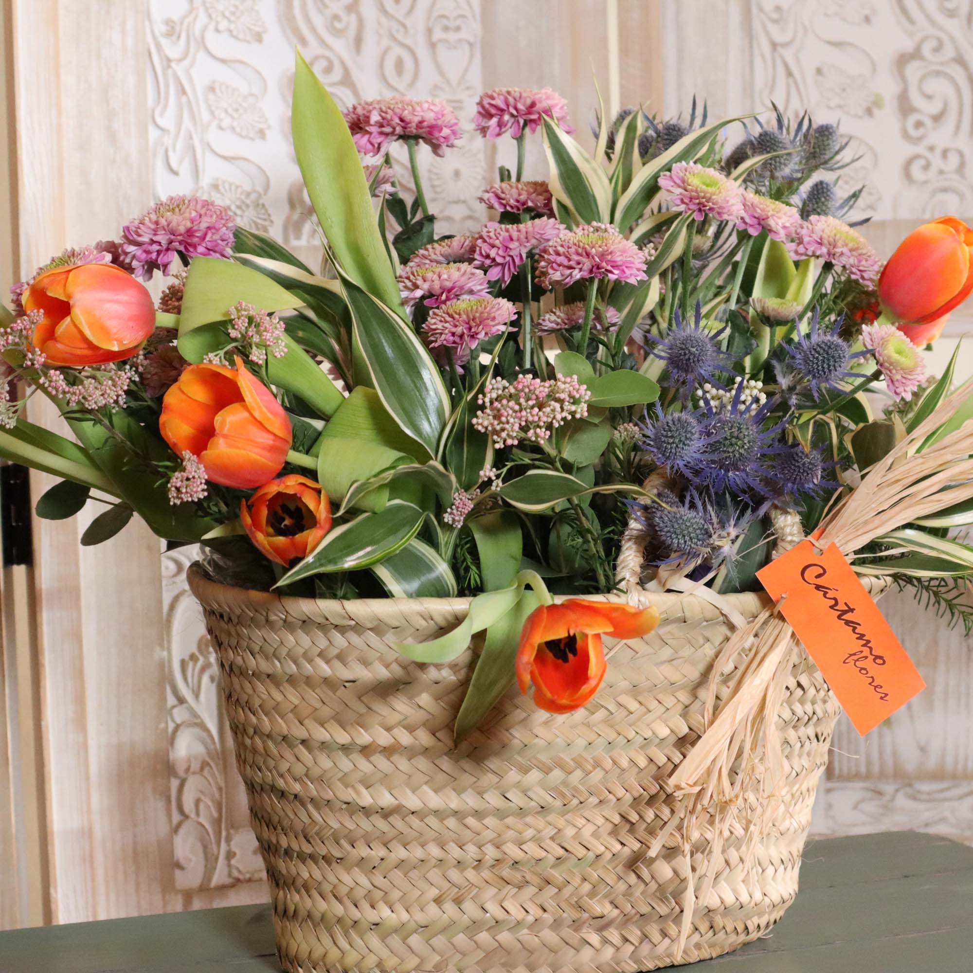 Regalar Flores a Domiclio en Sevilla. Canasto con Tulipanes. Floristería en Sevilla Cártamo Flores