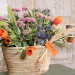 Enviar Flores a domicilio en Sevilla. Nuestro Canasto con tulipanes naturales. Floristeria en Sevilla Cártamo Flores.