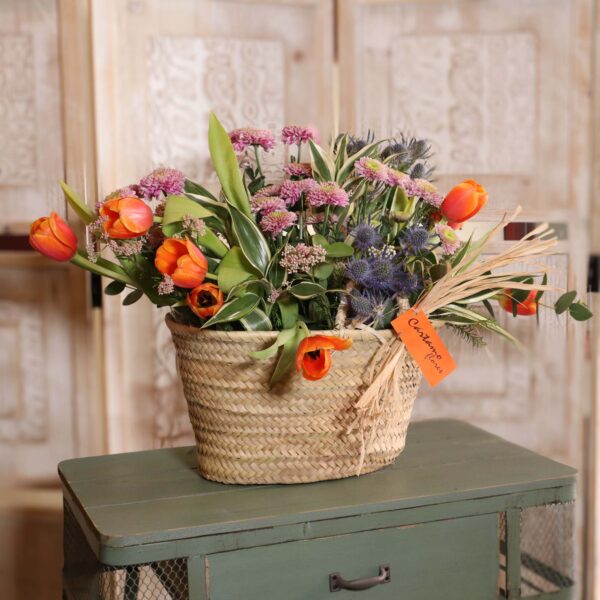 Enviar Flores a domicilio en Sevilla. Nuestro Canasto con tulipanes naturales. Floristeria en Sevilla Cártamo Flores.