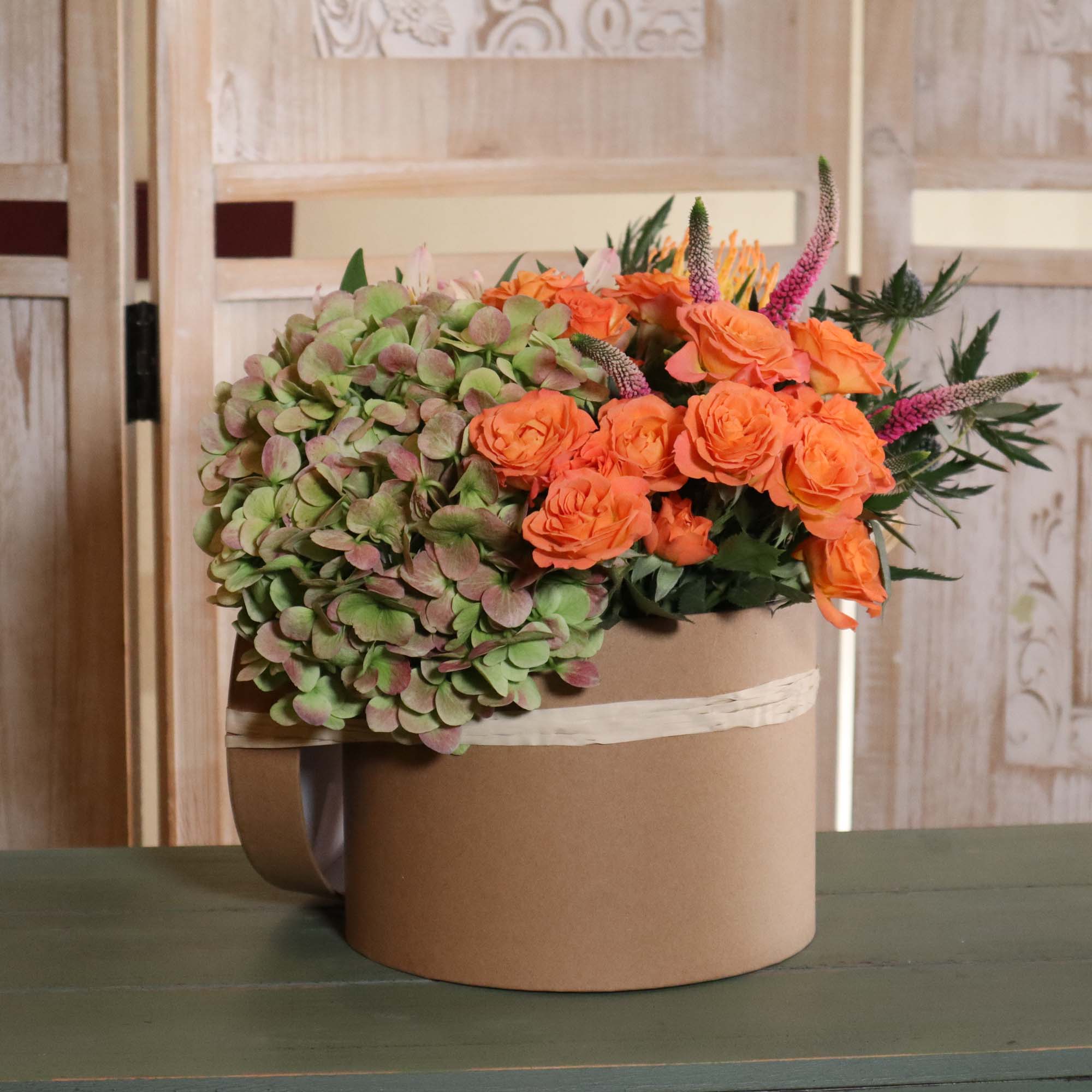 Caja de flores para envio a dimicilio en Sevilla. Regala flores originales en Sevilla. Florístería Cártamo en Sevilla.