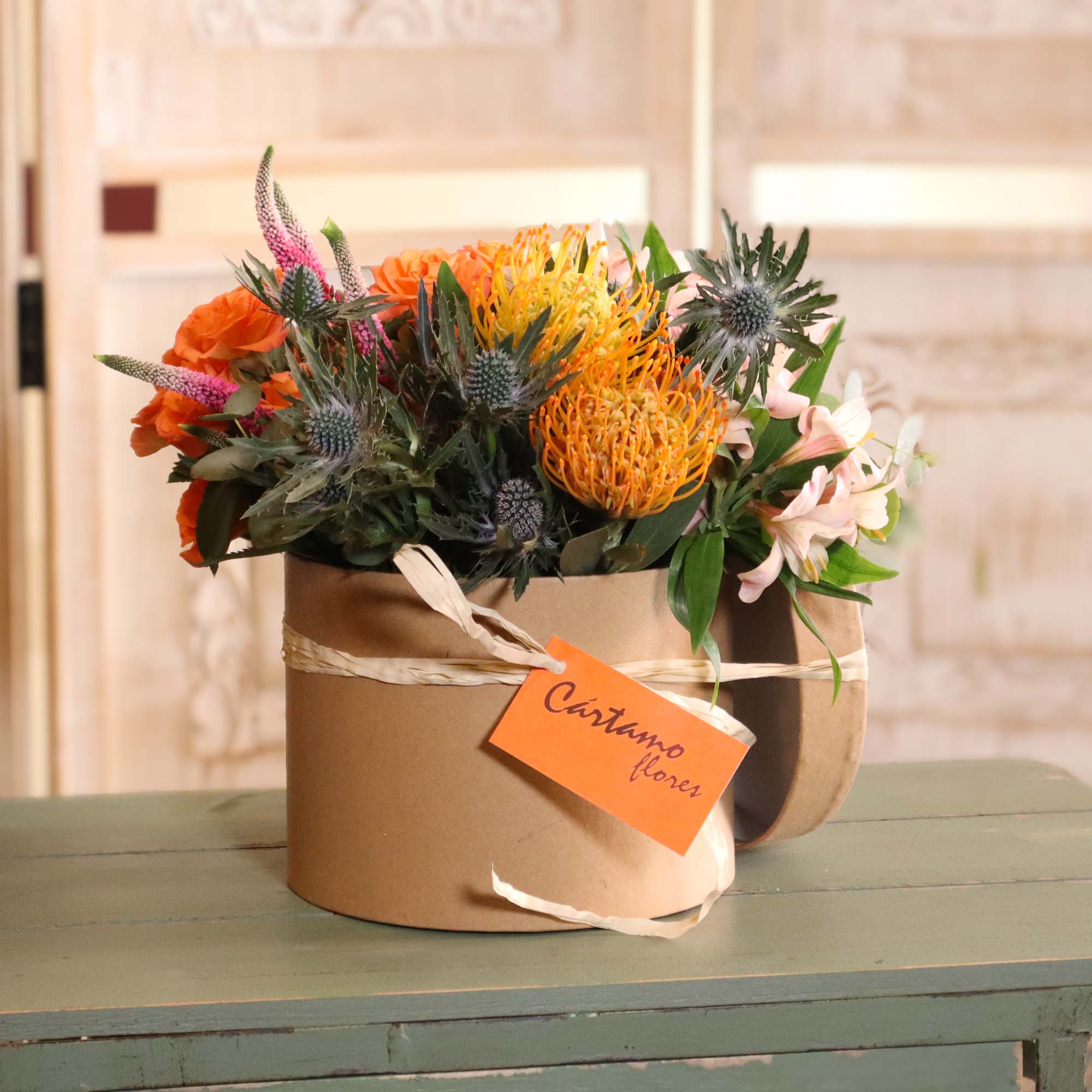 Caja de flores para envio a dimicilio en Sevilla. Regala flores originales en Sevilla. Florístería Cártamo en Sevilla.